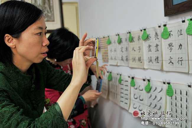 用红苹果与绿色鸭梨分出孩子作业的等级，这也是激励孩子进步的教学方法。