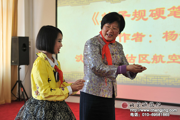 杨老师与同学演绎如何将手洗干净。